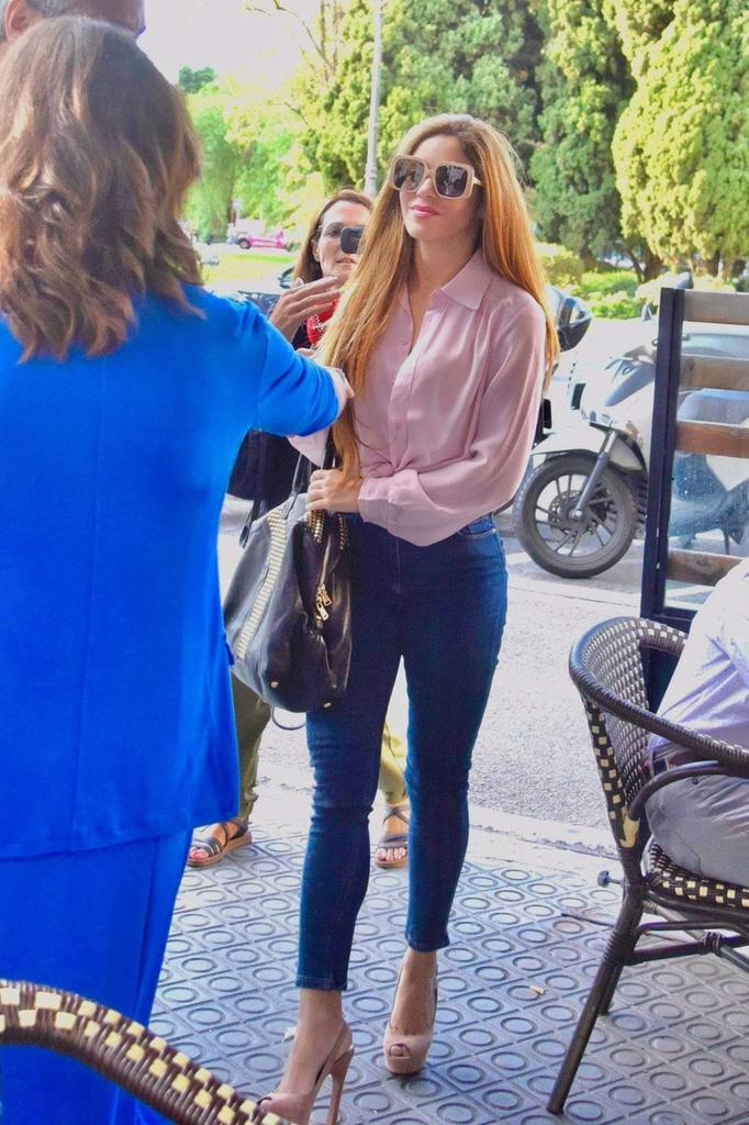dasbs02's tweet photo. Shakira hoy en los Juzgados para hablar con Gerard Piqué sobre la Custodia de los hijos...
Piqué salió molesto y Shakira salió hermosa saludando a todo el mundo.
Todo indica que le va a quitar hasta el puesto de Defensa en el Barcelona 😅 https://t.co/Mcm6bqZCa0