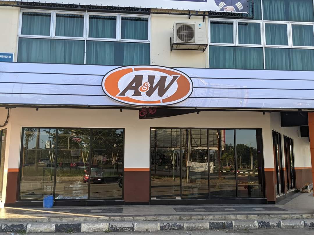 twt_Bota's tweet photo. Ate boleh le minum float pulak ye lepas ni 

Nostalgia budak2 zaman 90an 😆😆

A&amp;W Seri iskandar. Dekat pintu gerbang sidec tu je 

Kredit : viral perak tengah

@MohKeIpoh
@viralperak 
@JJCMPERAK 
@PerakFood https://t.co/cbjeuoGgN6