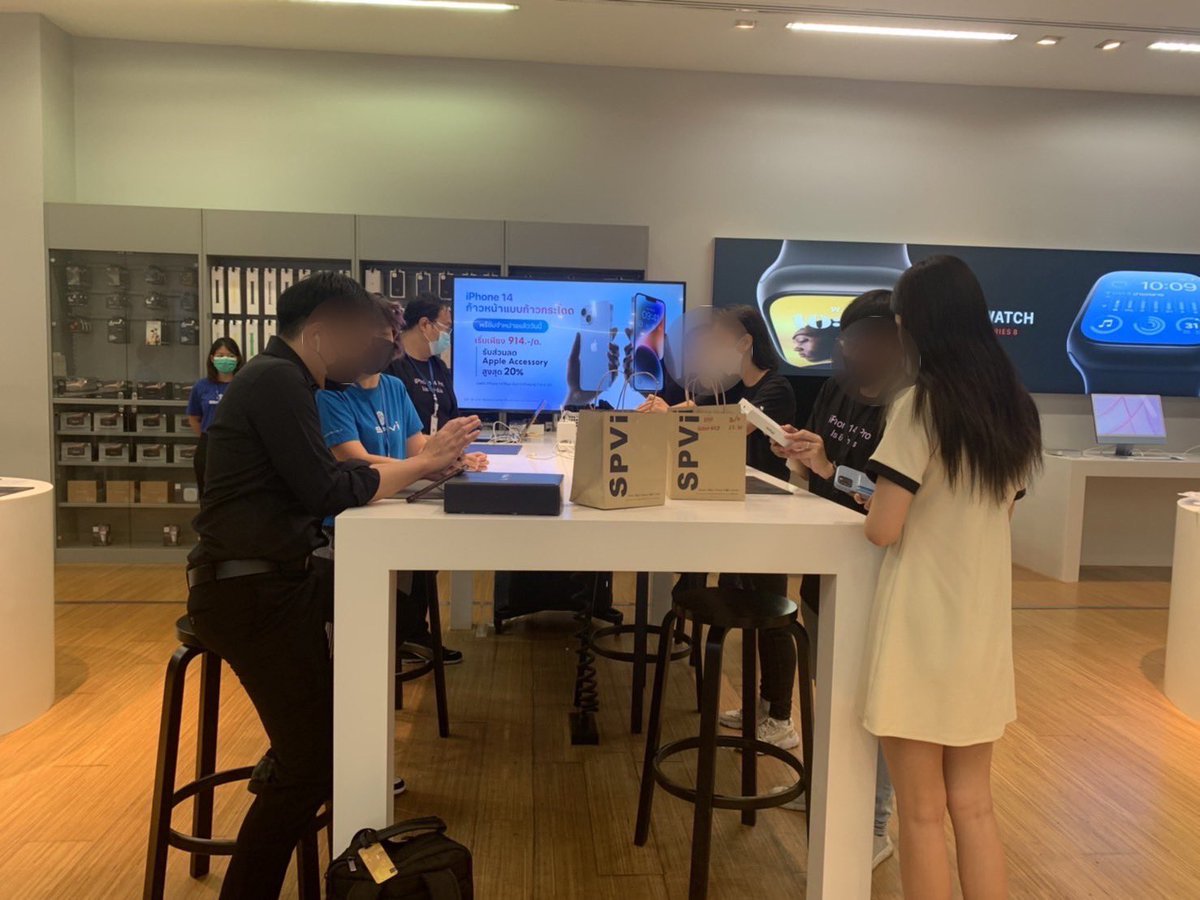 istudio_spvi's tweet photo. บรรยากาศตอนนี้ที่ iStudio by SPVi สาขาเซ็นทรัลพระราม 9 ลูกค้าเริ่มมาต่อคิวรับ iPhone 14 กันเเล้ว
.
สำหรับใครที่ต้องการซื้อสามารถ Walk-in มาซื้อได้เลยเฉพาะเเค่ iPhone 14 เท่านั้น #iPhone14 #iStudio #iStudiobySPVi https://t.co/R08l4J9z13