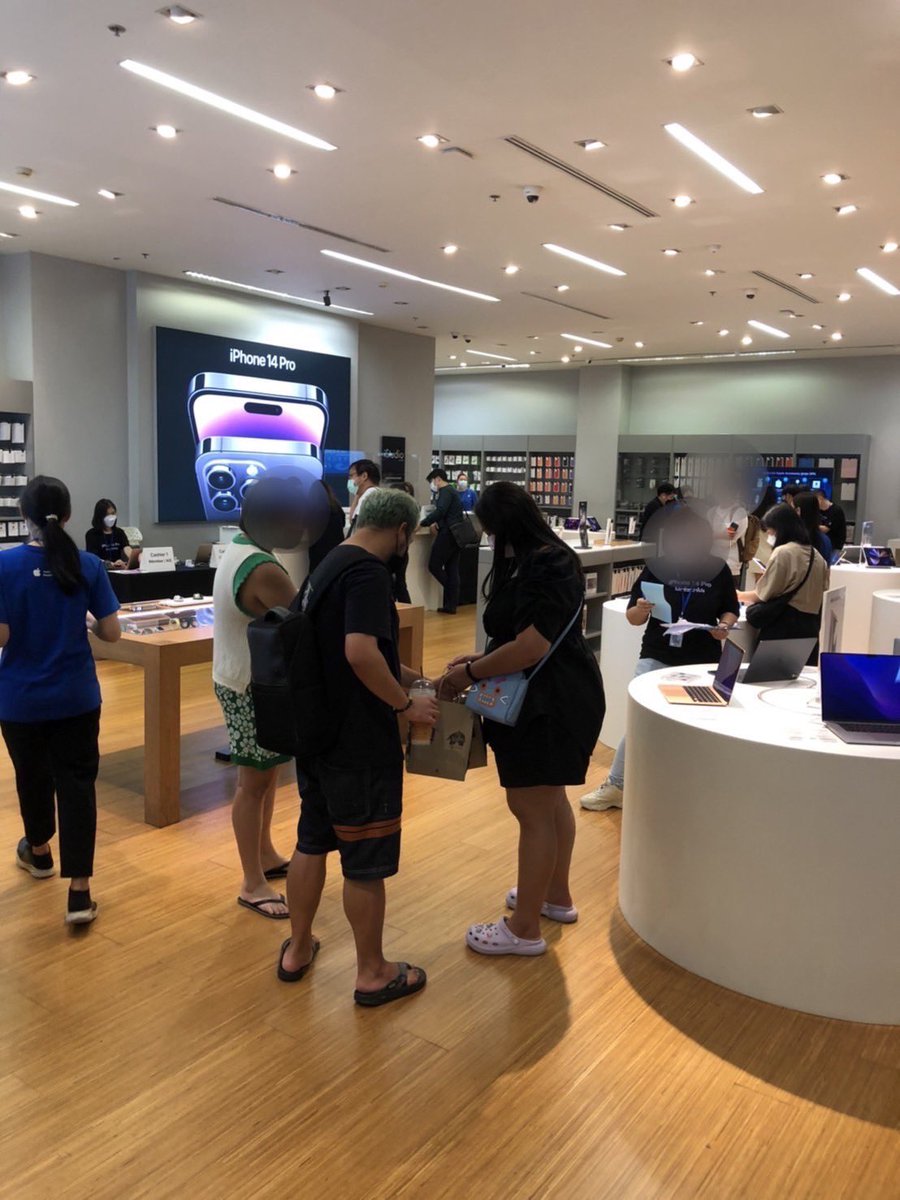 istudio_spvi's tweet photo. บรรยากาศตอนนี้ที่ iStudio by SPVi สาขาเซ็นทรัลพระราม 9 ลูกค้าเริ่มมาต่อคิวรับ iPhone 14 กันเเล้ว
.
สำหรับใครที่ต้องการซื้อสามารถ Walk-in มาซื้อได้เลยเฉพาะเเค่ iPhone 14 เท่านั้น #iPhone14 #iStudio #iStudiobySPVi https://t.co/R08l4J9z13