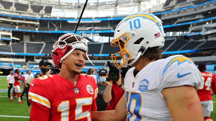 _ozielmartinez's tweet photo. Patrick Mahomes y Justin Herbert: Como ellos se ven / Como los vemos todos
#TNF https://t.co/t3m9s0uDGf