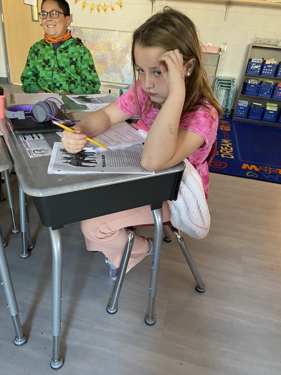 MrsMcCann929's tweet photo. It’s hard not to smile when you find out Elephants library’s are a thing!  #ExpertGroupThailand #BooksbyElephants #LibraryTrain @plainviewElem https://t.co/gnK1ZudXya