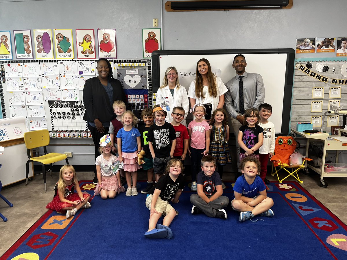 EastwoodKinder's tweet photo. @siuepharmacy P2 pharmacy students came into our classrooms today. Thanks for teaching them how to properly wash their hands at @13easd. They loved interacting with you guys and enjoyed the candy &amp; stickers! Thank you Principal Lowe and Superintendent @MsherrellD for stopping by! https://t.co/wu1VGgUn5I