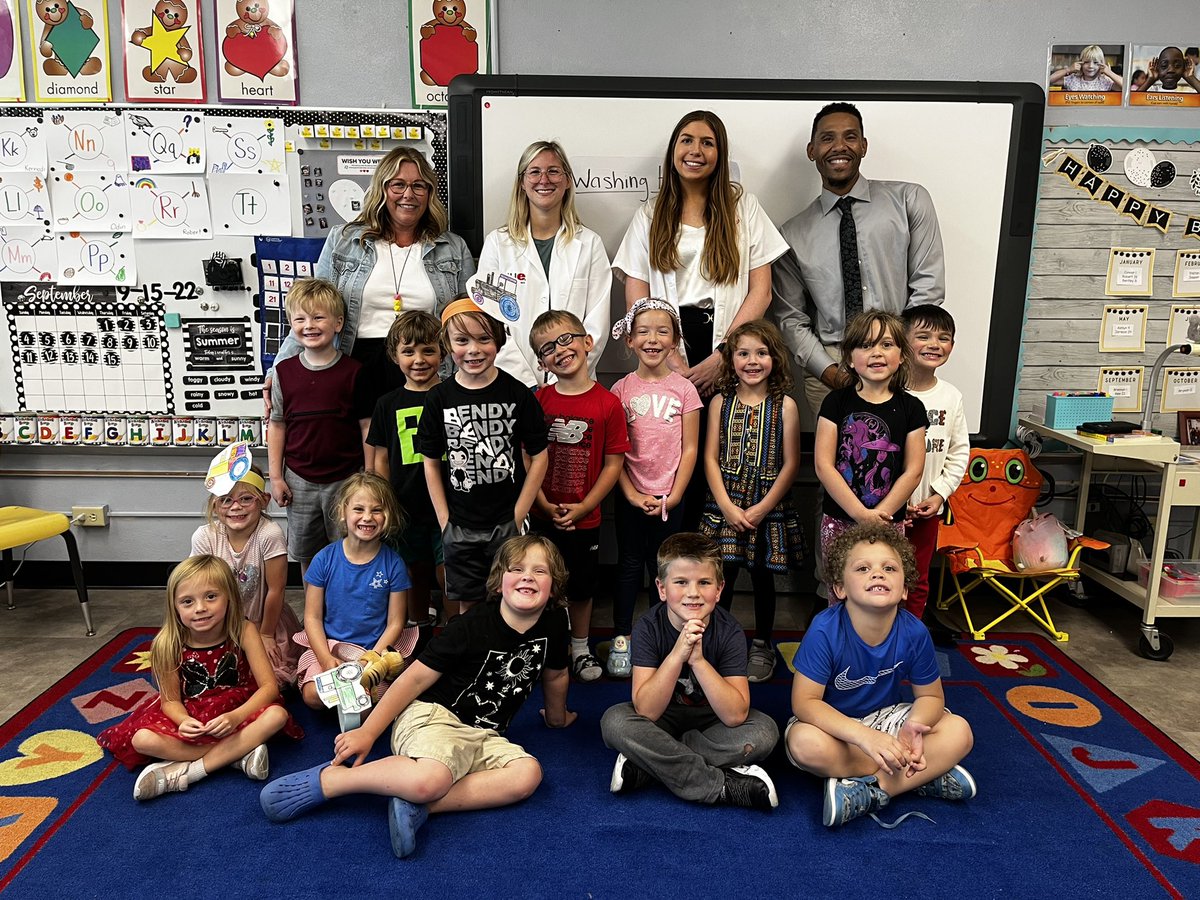EastwoodKinder's tweet photo. @siuepharmacy P2 pharmacy students came into our classrooms today. Thanks for teaching them how to properly wash their hands at @13easd. They loved interacting with you guys and enjoyed the candy &amp; stickers! Thank you Principal Lowe and Superintendent @MsherrellD for stopping by! https://t.co/wu1VGgUn5I