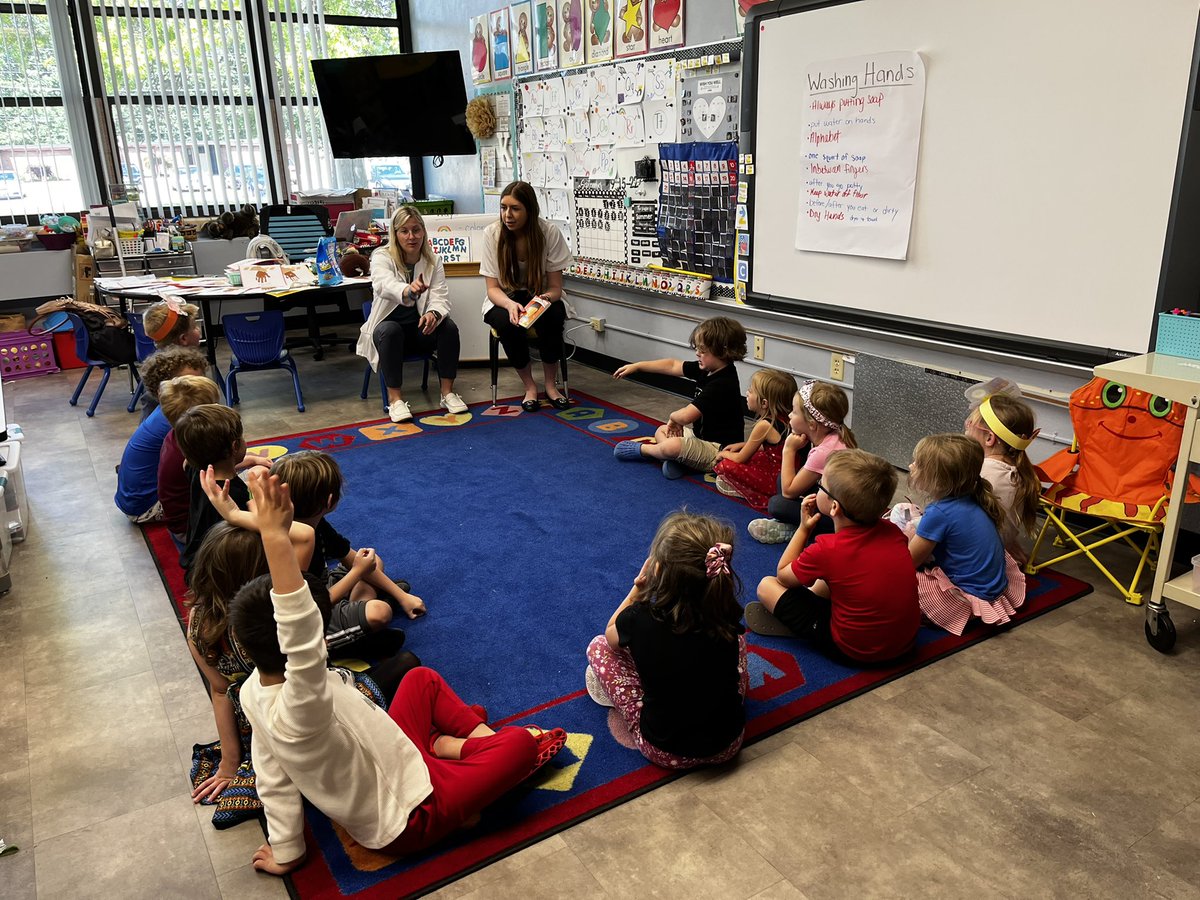 EastwoodKinder's tweet photo. @siuepharmacy P2 pharmacy students came into our classrooms today. Thanks for teaching them how to properly wash their hands at @13easd. They loved interacting with you guys and enjoyed the candy &amp; stickers! Thank you Principal Lowe and Superintendent @MsherrellD for stopping by! https://t.co/wu1VGgUn5I