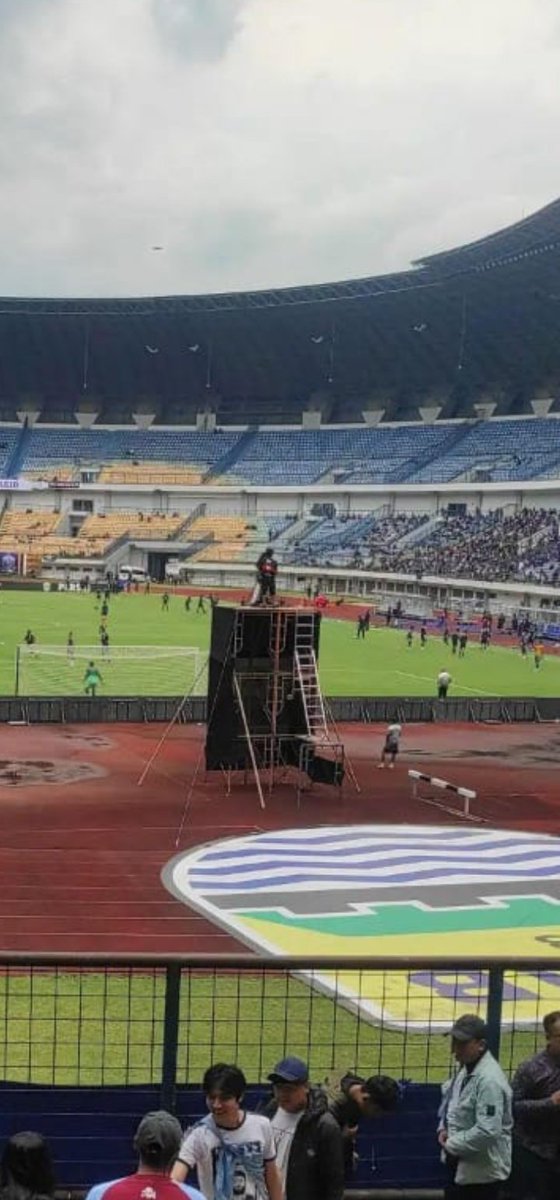 Nrthrnwl20's tweet photo. Punten pisan @Indosiar kami di stadion kurang nyaman, link pembelian ada di online shop #2022maketaraje https://t.co/Oc791beqrn