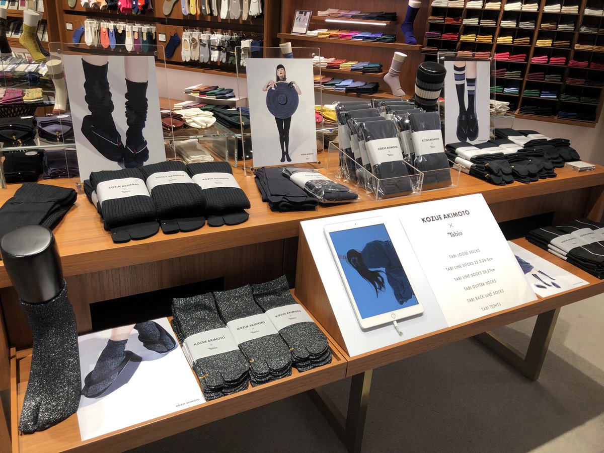 KOZUE AKIMOTO×Tabio

秋元梢さんとのコラボアイテム本日発売となりました！

どの商品も目を引きますね✨
数量限定の為お早めのご来店をおすすめ致します！

当店本日も20:30まで営業しております。皆様のご来店心よりお待ちしております。
 tabio.com/jp/kozueakimot…