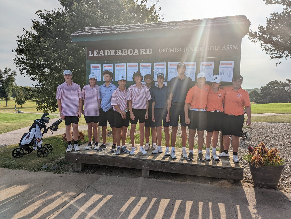 Notice the four guys in stripes on the left? They finished (in order) 3rd - Ethan Boyle w/ 79, T-4 - Justin Greene w/ 80, and T-1 - Aiden Heath w/77 &amp; T-1 - Graham Bremner w/77. Our team score of 313 was a winner by 17 shots at the Warrior JV Invite in CR!