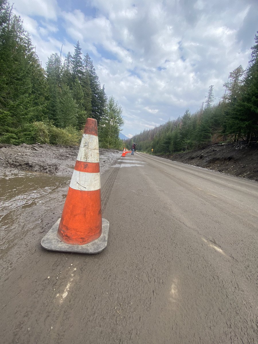 JenDowlingNews's tweet photo. A “massive” mudslide that had blocked SR 20 overnight &amp; much of Thursday morning caused hours-long detours for drivers trying to get through the pass outside of Mazama. #mudslide #landslide #mazama #rossdam #Washington #fox13 #fox13seattle #WAwx #weather #landslides @fox13seattle https://t.co/oUlhqtwEAc