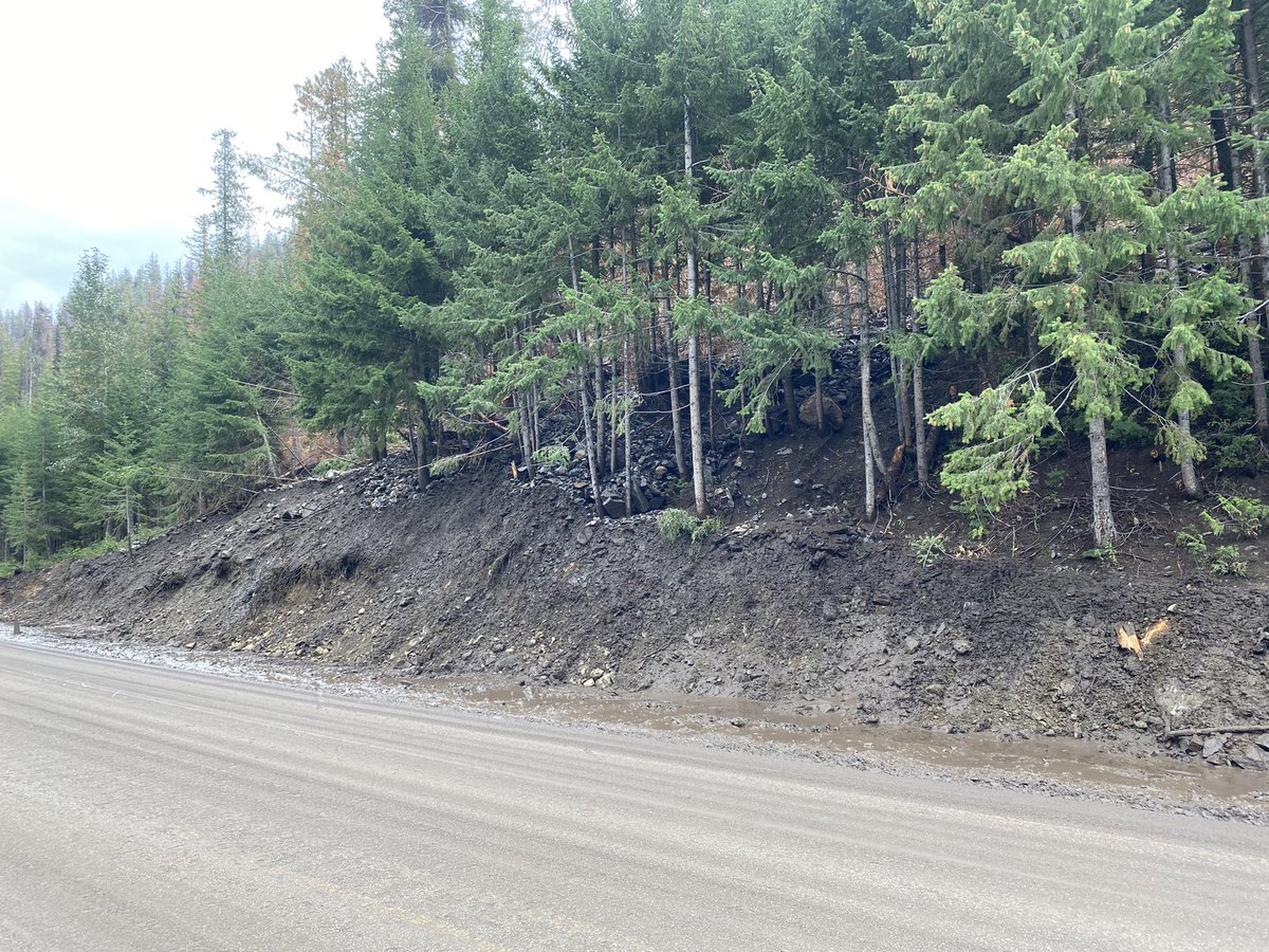 JenDowlingNews's tweet photo. A “massive” mudslide that had blocked SR 20 overnight &amp; much of Thursday morning caused hours-long detours for drivers trying to get through the pass outside of Mazama. #mudslide #landslide #mazama #rossdam #Washington #fox13 #fox13seattle #WAwx #weather #landslides @fox13seattle https://t.co/oUlhqtwEAc