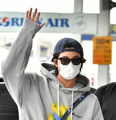 rina⁷ on Twitter: "he really in his frat boy party host era"