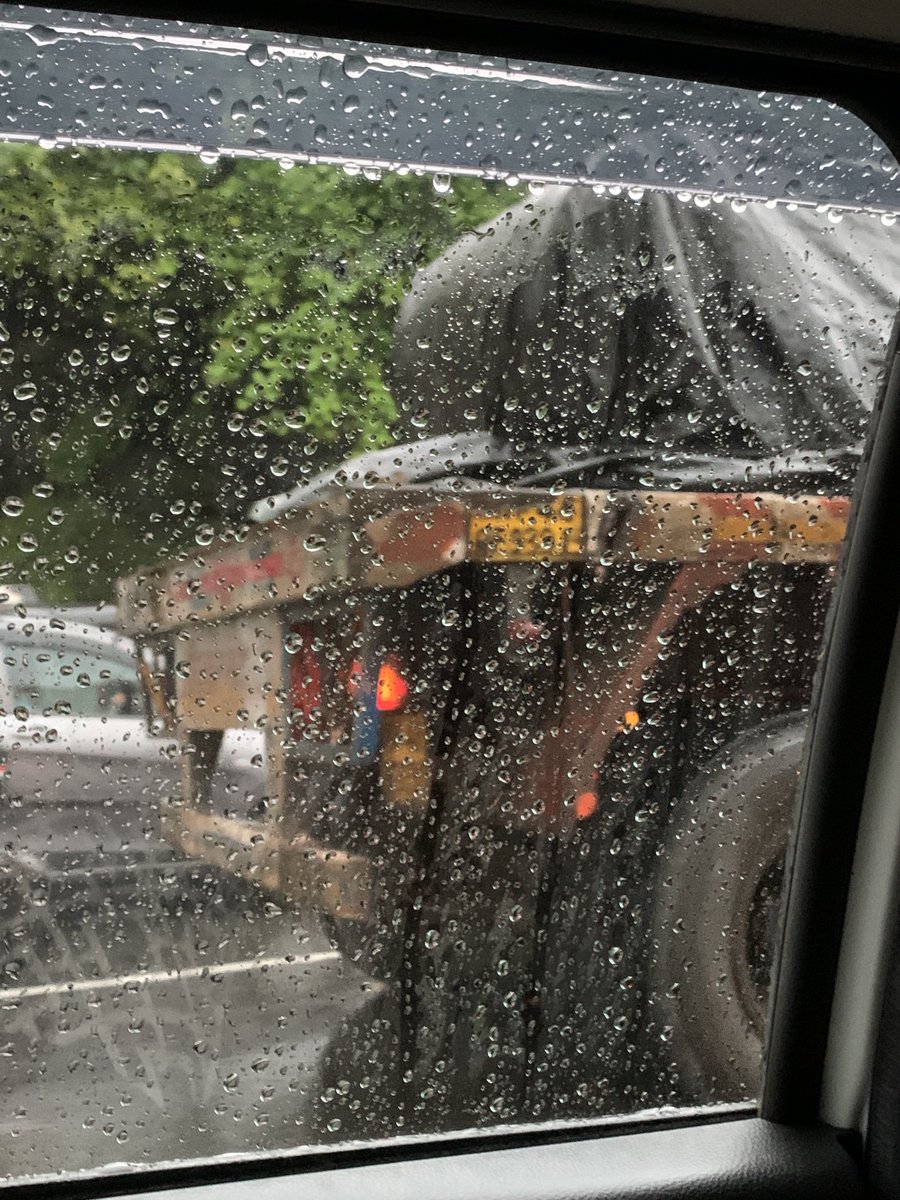 pupudasgupta's tweet photo. ⁦@MTPHereToHelp⁩ ⁦@MumbaiPolice⁩ ⁦@CPMumbaiPolice⁩ ⁦@RoadsOfMumbai⁩ huge trailer southbound on WEH approaching Dindoshi flyover kindly note NAD take action https://t.co/WY6x4rYHcH