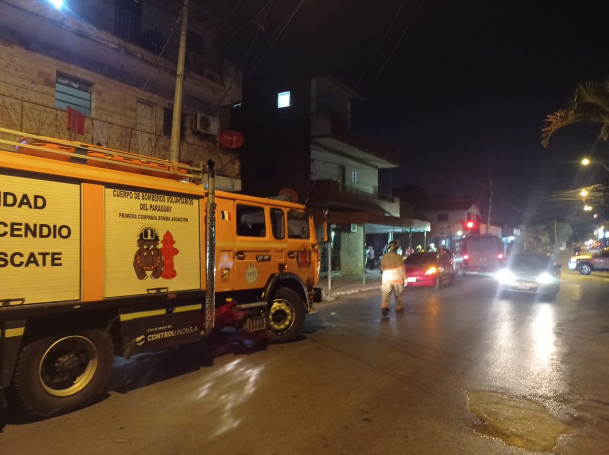 🚨SERVICIO🚨

Personal de #BomberosK1 en Móvil AB-11 asisten en #accidente de motociclista contra vehículo liviano; posterior traslado de la víctima en ambulancia de #SEME al centro asistencial. 
Dirección: Dr. Sosa y Soldado Ovelar.
#SomosK1
#somoscascappui
#ManejaConPrecaucion