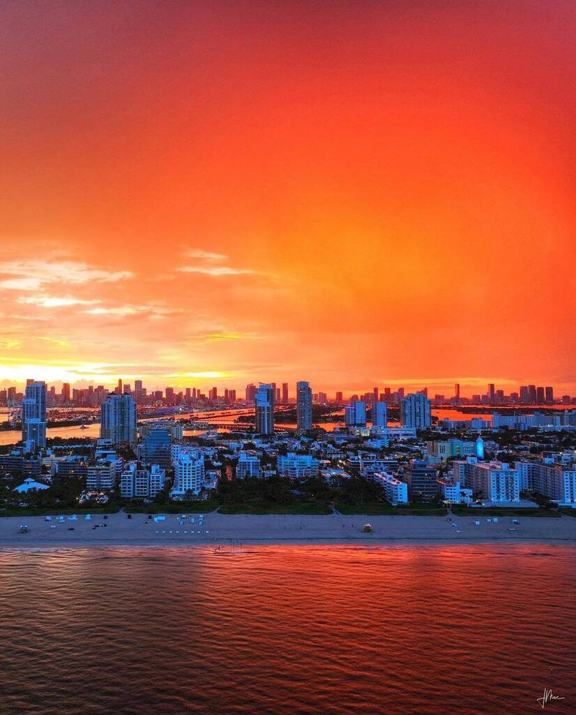 Sky’s on Fire 🌅 
<a href="/jasonmac7/">jason mac</a> Thank you for sharing the view 😎🔥
#miami #miamiviews #somiami #sunsetphotography #sharethesunset instagr.am/p/CijSR0CO2yA/