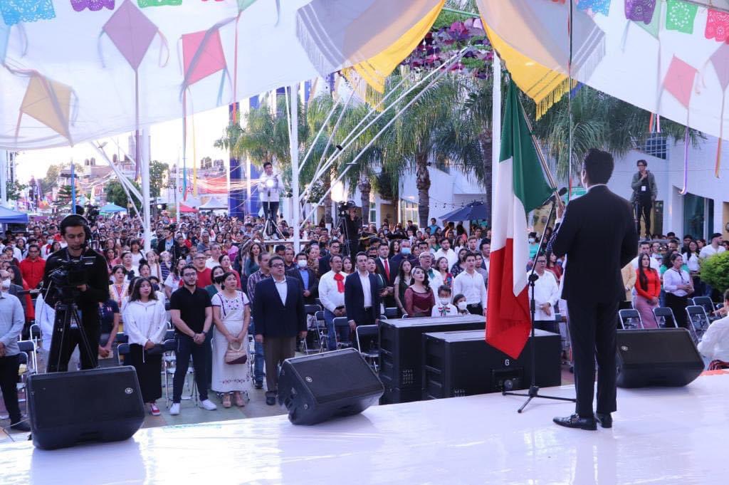 IsraelZamora_'s tweet photo. Agradezco profundamente a los vecinos de la colonia Hermosa Provincia, en donde nací, la oportunidad de dar el #Grito de #Independencia, desde #Guadalajara  retumbó un grito que nos une a tod@s "VIVA MÉXICO, VIVA MÉXICO, VIVA MÉXICO" https://t.co/p1b5SMgYk6