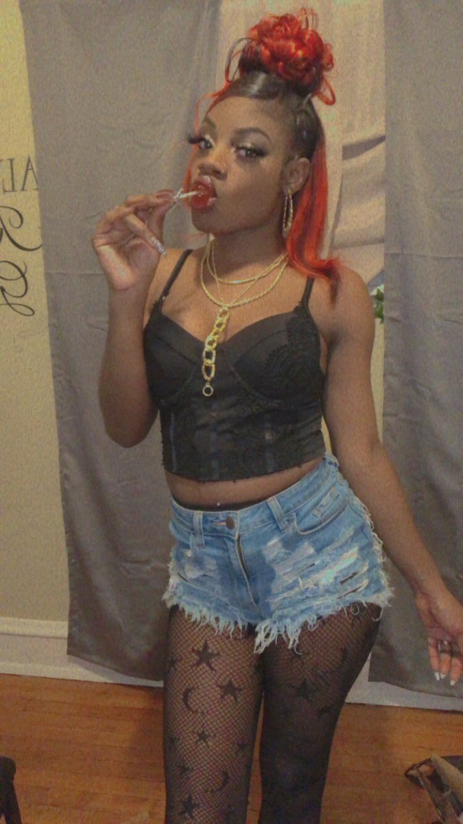 BiggMeeshhh's tweet photo. “Look n!gga imma hoochieee. Yeen breakin no bread I ain’t breakin no coochieee” 🥵 yo favorite AUNTIE 🤣 https://t.co/H4mR8p88JZ