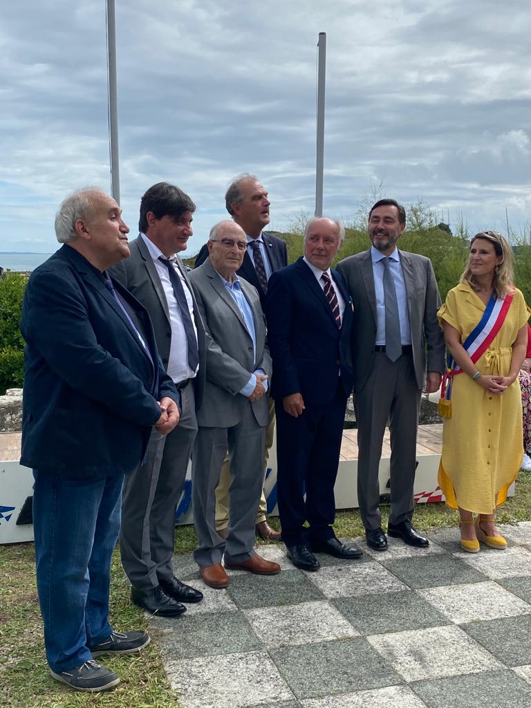 Remise de la médaille d’Officier dans l’Ordre du Mérite Maritime à <a href="/ThierryVerneuil/">Thierry Verneuil</a> président du CA de l’ENVSN et de <a href="/TaheOutdoors/">Tahe Outdoors</a> avec le Député <a href="/JimmyPahun/">Jimmy Pahun</a>, le <a href="/Prefet56/">Préfet du Morbihan🇫🇷🇪🇺</a> Pascal Bolot, la Maire de St-Pierre-Quiberon, Stéphanie Doyen
#ceremonie #meritemaritime

<a href="/MerGouv/">Mer et Pêche</a>