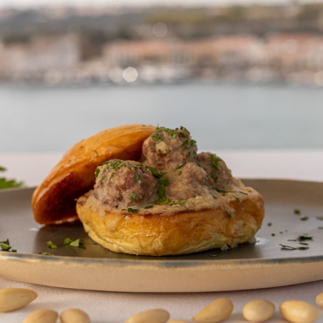 Did you know that in #Menorca we eat meatballs in a bread roll?  'Cocs de pilotes' are one of the tastiest thing you'll ever try, a classic of our gastronomy!
#MadeinMenorca #MenorcaERG
📸
<a href="/carles_gi/">Carles MésQueImatges</a>
<a href="/blanca_mayandia/">miss_mayandia</a>