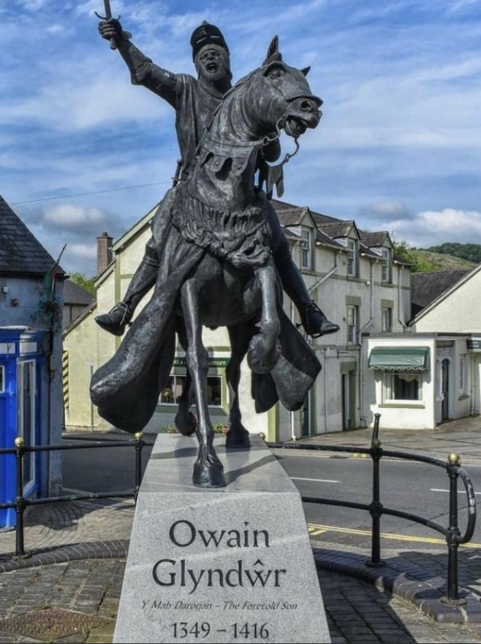 Pa un weithion, pan ethyw,
Piau’r swydd? Parhäus yw
Owain, mael ni wn i mwy,
Iôr Glyn, daeardor, Dyfrdwy

Gruffudd Llwyd: ‘Owain Glyndŵr’

‘Pwy nawr, pan fo ef wedi mynd, Biau’r swyddogaeth? Arhosol yw Owain, ni wn am dywysog mwy ei ragoriaeth, Arglwydd Glyndyfrdwy, ddyffryn cul’
