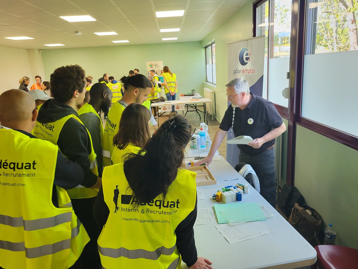 Lumière sur la logistique avec KOH-LOGTA : des défis pour découvrir les métiers de la logistique et susciter les vocations. Ici simulation du chargement d'un camion #avecpoleemploi, proch'info formation, l'afpa, le cfa et des agences d'emploi.