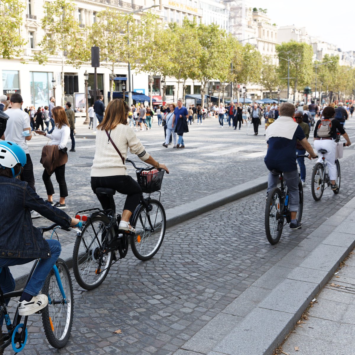Anne_Hidalgo's tweet photo. Ce dimanche, c'est #ParisRespire ! Profitez de Paris sans aucune voiture ainsi que de nombreuses animations gratuites. Une ville plus calme, plus sécurisée et plus agréable à vivre 🚶‍♂️🚶‍♀️🚲

👉https://t.co/fOUE8ZxZrU https://t.co/je5LQml6Xv