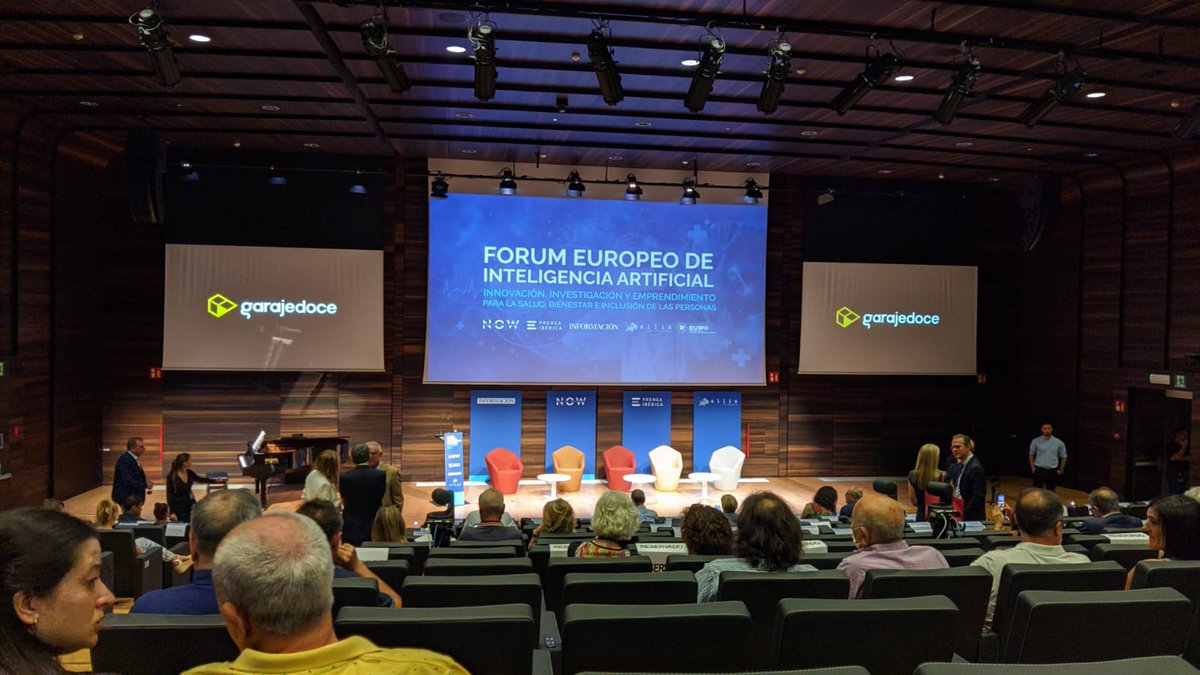 Que pasada ver los logos de <a href="/garajedoce/">garajedoce</a> en el escenario de la #euipo en el #forumeuropeoiasalud