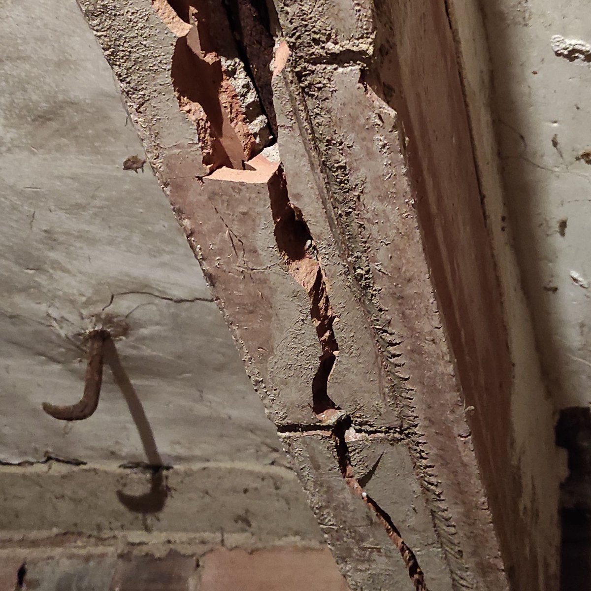 BCNstructures's tweet photo. Reforç de ceràmica armada sota clau de volta de canó en habitatge bicentenari. L'alta humitat i l'absència de recobriment de les armadures ha provocat l'oxidació, exfoliació i el consecuent augment de volum dels armats, provocant aquesta visible esquerda. Reforç que cal reforçar! https://t.co/48VFGJNBwx
