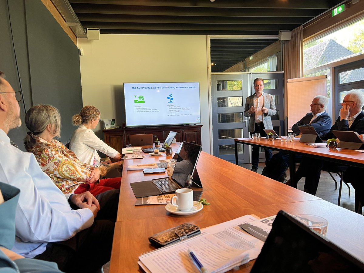 Presentatie over <a href="/ProeftuinDePeel/">AgroProeftuin de Peel</a> door <a href="/michielytsma/">MichielYtsma</a> en <a href="/MijkeHorneman/">Mijke Horneman</a> aan de bestuurlijke kopgroep transitie landbouw van <a href="/RNOB_regio/">RNOB</a>