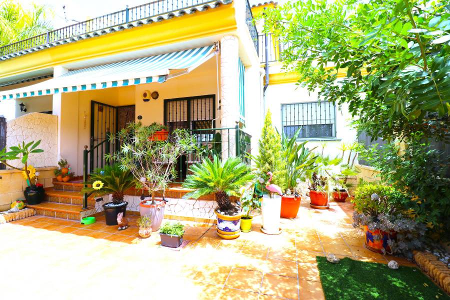 sharrichards21's tweet image. 3 bed townhouse, private terrace, walk to town and communal pool for only 149,999€ #DayaNueva buff.ly/3qL37Pk #MovetoSpain #RetiretoSpain #PropertyforSaleSpain #RealEstateSpain #LiveSpainforLife