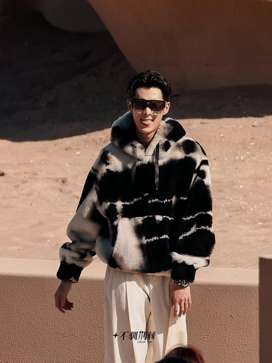 sunsetl18758253's tweet photo. 0916  LV Men SS23 show in Aranya, China

LV X DylanWang

#LVMenSS23 
#LouisVuitton 
#DylanWang #WangHeDi #王鹤棣 https://t.co/y059fcCLHy
