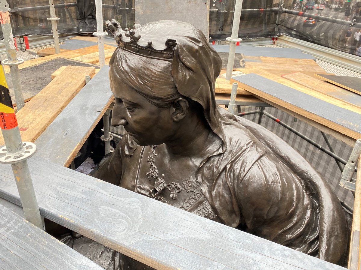 WattsGallery's tweet photo. Queen Vic needed routine conservation maintenance – dirt, spots of corrosion &amp; deteriorated wax were visible.

No taps or power were available, so she had to be cleaned with water brought to site. We then used chemical chelators &amp; inhibitors to treat corrosion. https://t.co/gD9EhFmMwJ