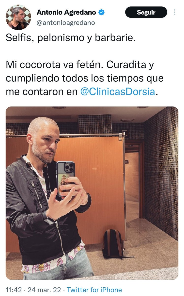 El momento exacto para dejar de usar sudaderas con capucha es cuando te haces un injerto para dejar de ser calbo. Ya que te has gastao las perras pues que se note, di que sí.