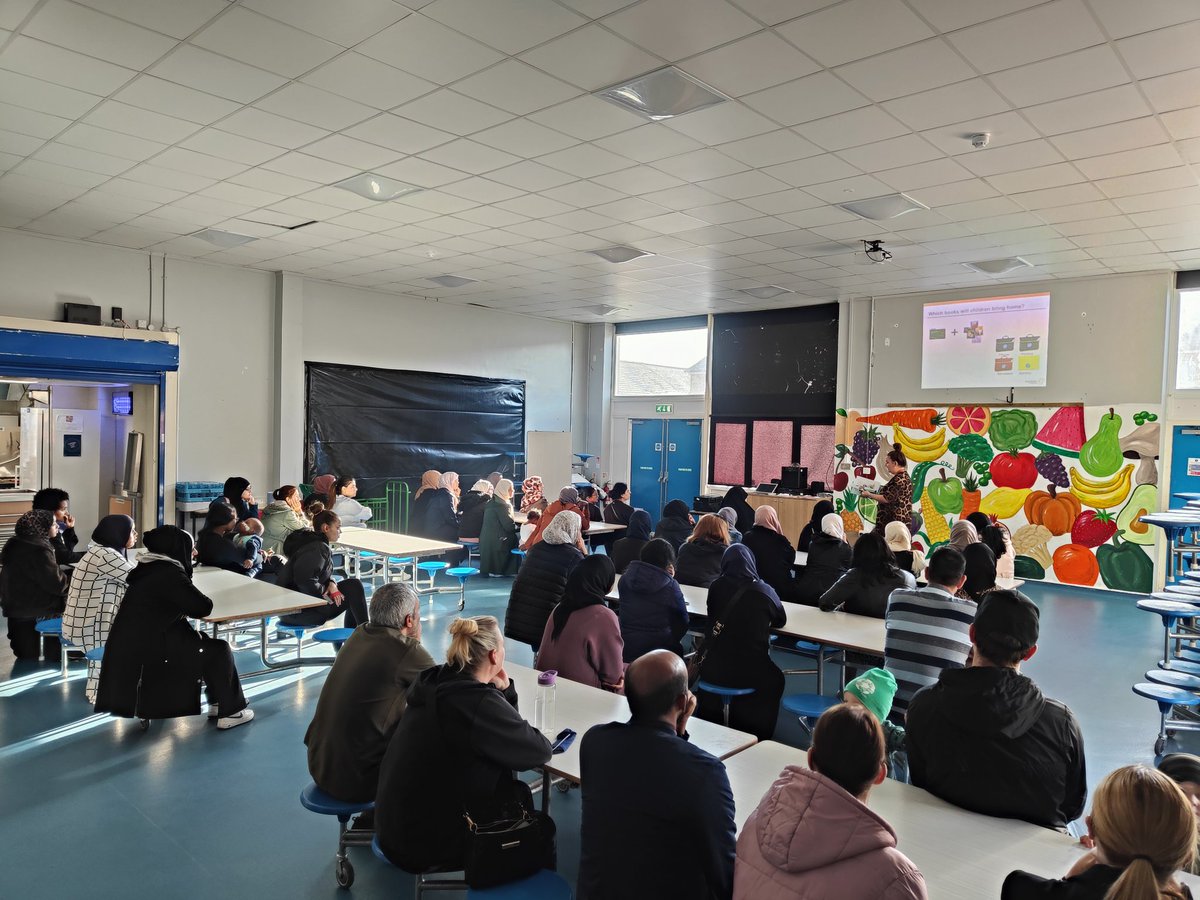 Excellent turn out for our RWI Parent Workshop. We all want our children to succeed at early reading. Well done @LCrawleyREMAT #reading #rwi