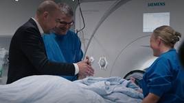 CFIN_AU's tweet photo. The Danish Minister of Health, Magnus Heunicke @Heunicke visited us at @AUHdk to witness the application of the new Magnetic Resonance-guided focused Ultrasound Surgery treatment for essential tremor. Read more here: https://t.co/1wUQk1sMuG  @hedemann_jens https://t.co/eggfxAxrfK
