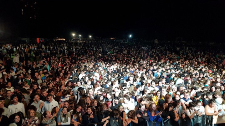 10 000 MERCIS !
Vous étiez 10 000 hier à danser sur Roxaane/Lujipeka/ @french79music . Record battu pour un concert de la JAE ! 💜
Merci aussi aux partenaires transition écologique et prévention.
Concert financé par #Crous Amiens Picardie (CVEC) <a href="/AmiensMetropole/">Amiens Métropole - Ville d’Amiens</a> <a href="/lunedespirates/">La Lune des Pirates</a>