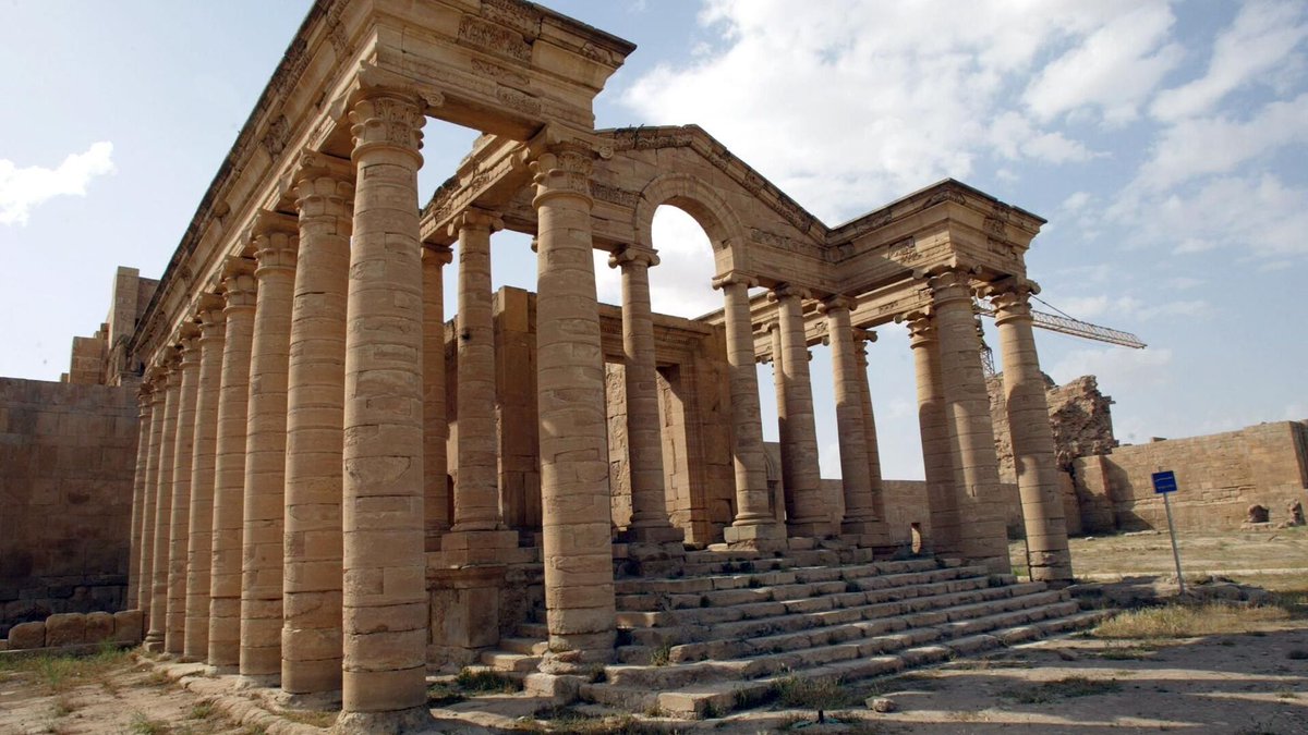 Strolling along the ancient ruins of Hatra in #Iraq's north, dozens of visitors admired the site, where local initiatives seek to turn over a new leaf after a brief but brutal jihadist rule. Read more here: iraq-solidarity.blogspot.com/2022/09/hatra-…