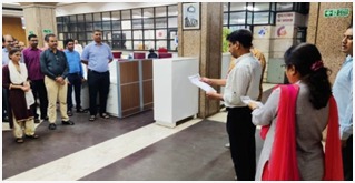 srdcmmumbaicr's tweet photo. #SwachataPledge and Ban on Single-Use Plastic was taken by Commercial staff of the @drmmumbaicr . https://t.co/BhXluMySmw