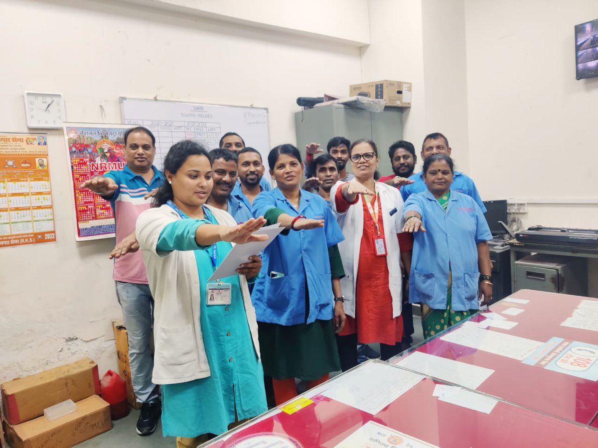 drmmumbaicr's tweet photo. #SwachataPledge and Ban on Single-Use Plastic was taken by various Station staff of Mumbai Division CR
#swacharail #swachabharat
@Central_Railway @RailMinIndia
. https://t.co/mKm9T5sq38