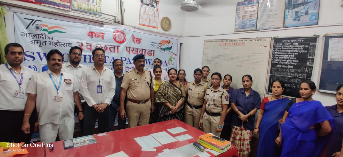 drmmumbaicr's tweet photo. #SwachataPledge and Ban on Single-Use Plastic was taken by various Station staff of Mumbai Division CR
#swacharail #swachabharat
@Central_Railway @RailMinIndia
. https://t.co/mKm9T5sq38