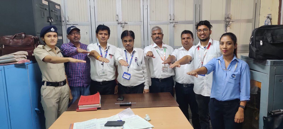 drmmumbaicr's tweet photo. #SwachataPledge and Ban on Single-Use Plastic was taken by various Station staff of Mumbai Division CR
#swacharail #swachabharat
@Central_Railway @RailMinIndia
. https://t.co/mKm9T5sq38