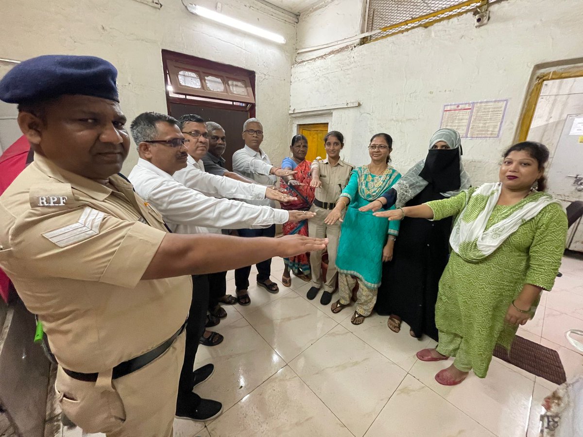 drmmumbaicr's tweet photo. #SwachataPledge and Ban on Single-Use Plastic was taken by various Station staff of Mumbai Division CR
#swacharail #swachabharat
@Central_Railway @RailMinIndia
. https://t.co/mKm9T5sq38