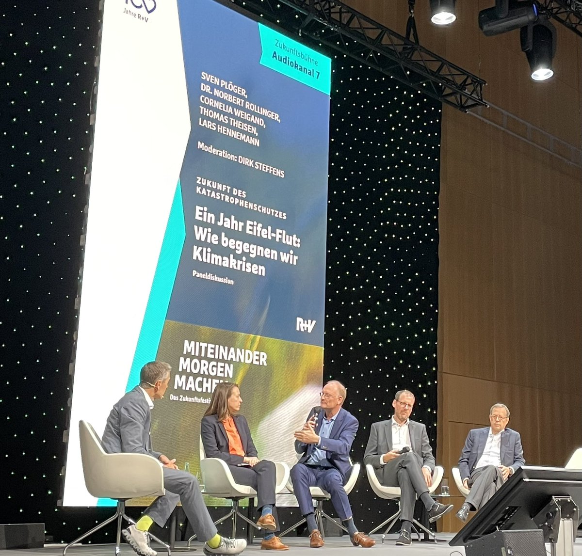 Aufräumen, aufklären und sich den Veränderungen durch die Klimakrise anpassen. Ein Jahr nach der #Eifelflut #ahrtal mit #svenplöger und #landrätin #corneliaWeigand wir brauchen Veränderung in der Bausweise, sagt #NorbertRollinger von <a href="/ruv_news/">R+V News</a>  #zukunftsfestival