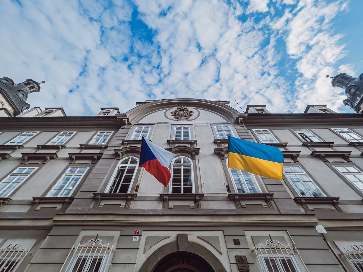 🇺🇦 Dnes je 205. den invaze Ruska na Ukrajinu. 

Nepopíráme, že ukradnout vlajku z takové výšky, je docela slušný partyzánský výkon. Nemusíte se však bát přijít a zeptat se nás, kde se dá legálně zakoupit. My už novou máme a opět vlaje!