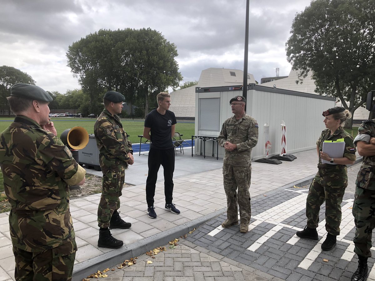 Gisteren de ‘baas personele gereedheid’ binnen Defensie (D-DAOG), generaal-majoor Ernst Dobbenberg op bezoek gehad ikv niet praten over, maar mét elkaar. Samen op weg naar een goed gevulde en kwalitatief sterke Defensie organisatie 💪🏻