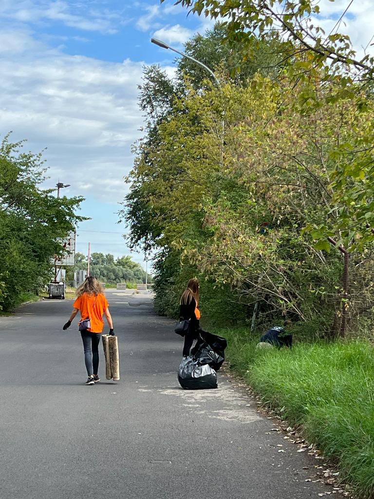 NLinBelgrade's tweet photo. Danas čistimo Dunavski kej i obalu Dunava🌳♻️💚
#NLwaterwayclranup🌊
Narandžasti tim u akciji! 🇳🇱💪🏾
#worldcleanupday2022 #SDG6 #SDG14 #ZeroWasteWaters #GreenGrooveNL https://t.co/jxwbeMAQLE