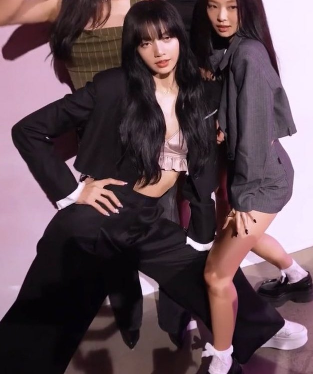 lalisahourIy's tweet photo. she looks so damn good https://t.co/6ot3pMGxj5