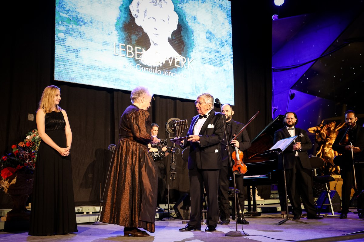 Gundula Janowitz erhielt beim diesjährigen #Musiktheaterpreis 2022 den Sonderpreis "Lebenswerk!" Frau Janowitz, wir gratulieren herzlichst! ❤️ #kunst #kultur #preisverleihung <a href="/Grafenegg/">Grafenegg</a> <a href="/KarlMichaelEbn1/">Karl-Michael Ebner</a>