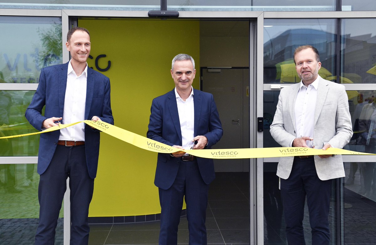 AutoSAP_CZ's tweet photo. @VitescoT slavnostním přestřižením pásky otevřelo v Ostravě zcela novou budovu R&amp;D centra. Díky investici do za 250 milionů Kč se podařilo zdvojnásobit plochu laboratoří (na 4 600 m2). Rozšíření navíc přináší 30 nových vysoce kvalifikovaných pracovních míst. https://t.co/3zxluQq66p