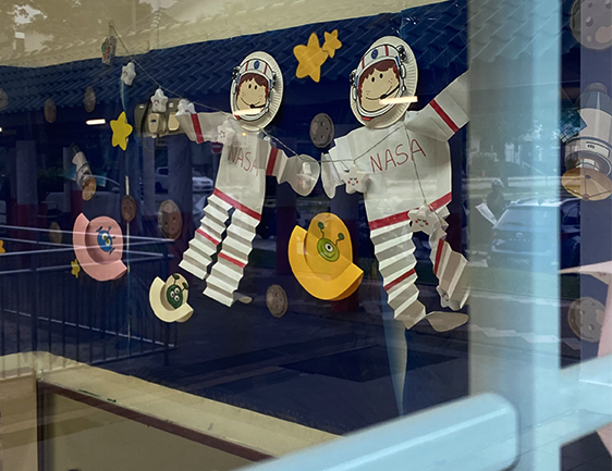 jorassicworld's tweet photo. #Hambleverse
Will walks past the daycare and smiles when he spies Adam assists his teachers with decorating the board. Of course all the astronauts have curly brown hair.
Adam later tells Will that the other astronaut is Daddy. "Where's Papa?" Will asks. Adam gives him an + https://t.co/brxi2bipSI
