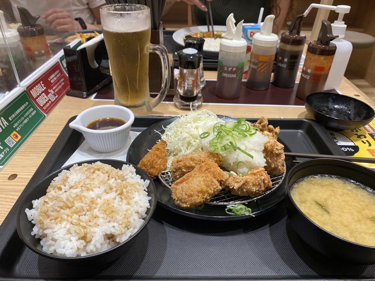 CuantoSaez's tweet image. Creo que en Chile de verdad nos están cagando, estoy en Japón que tiene fama mundial por ser caro, y esta comida incluida cerveza en un restaurante en un sector como Providencia, salió el equivalente en yenes a 5600 pesos!!!!
5600!!!!! Estamos pa la cagá 😩